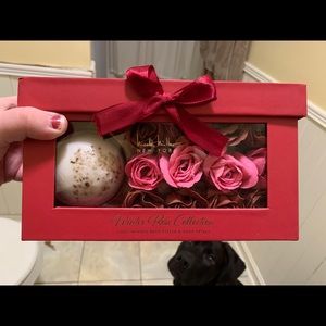 Nicole Miller Soap petal & Bath bomb set